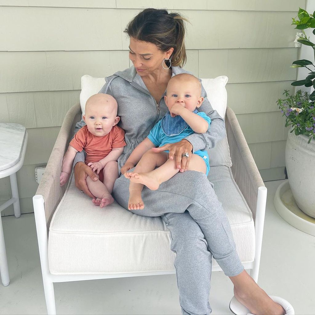 Hilaria Baldwin mit ihren beiden Kindern Lucía und Eduardo im Juli 2021