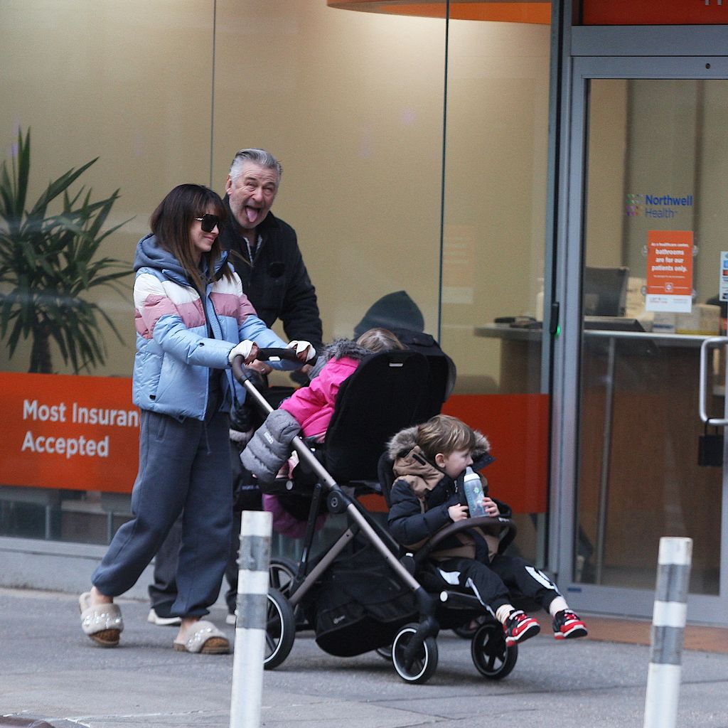 Hilaria und Alec Baldwin mit zwei ihrer Kinder in New York