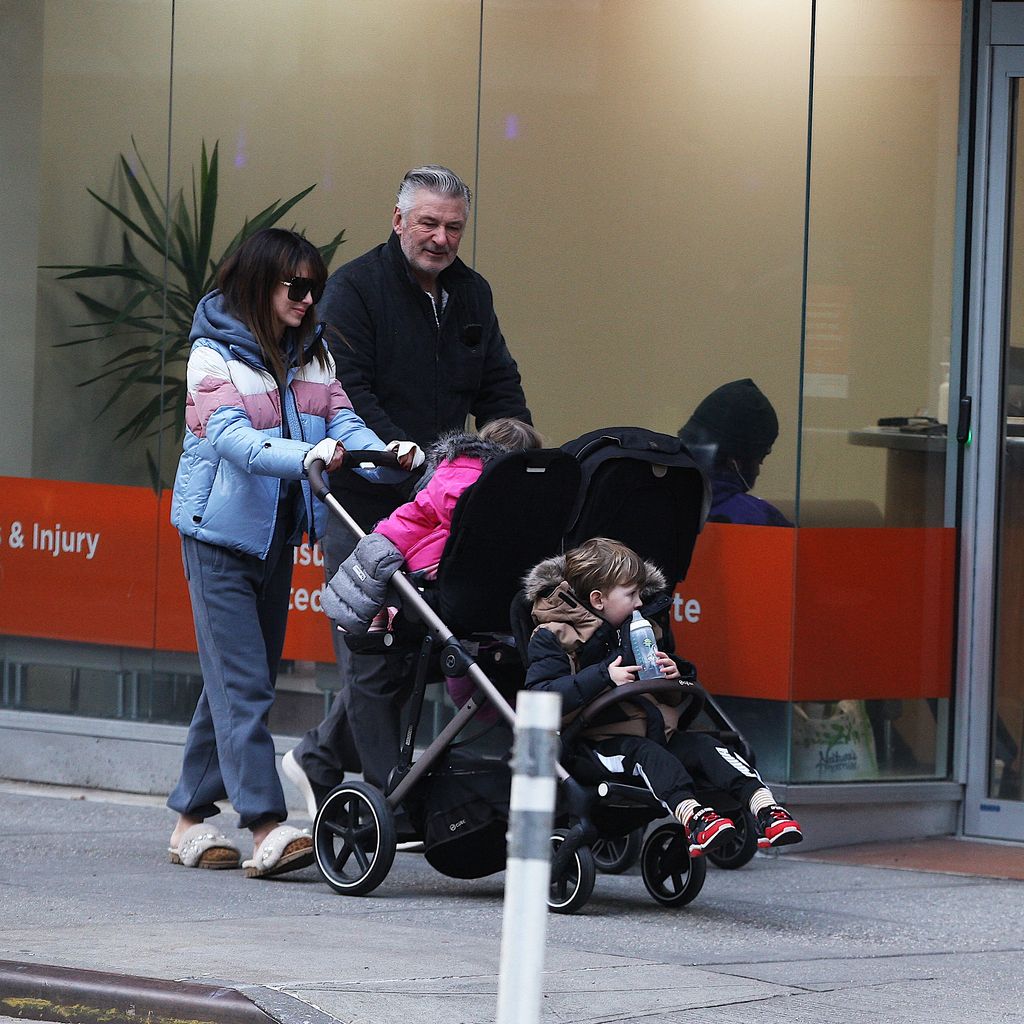 Hilaria und Alec Baldwin mit zwei ihrer Kinder im Januar 2024 in New York