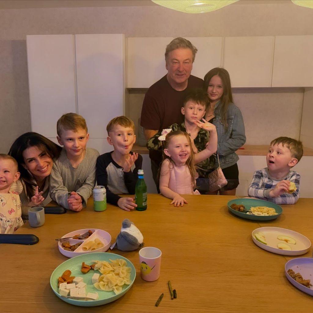 Hilaria und Alec Baldwin mit ihren sieben Kindern