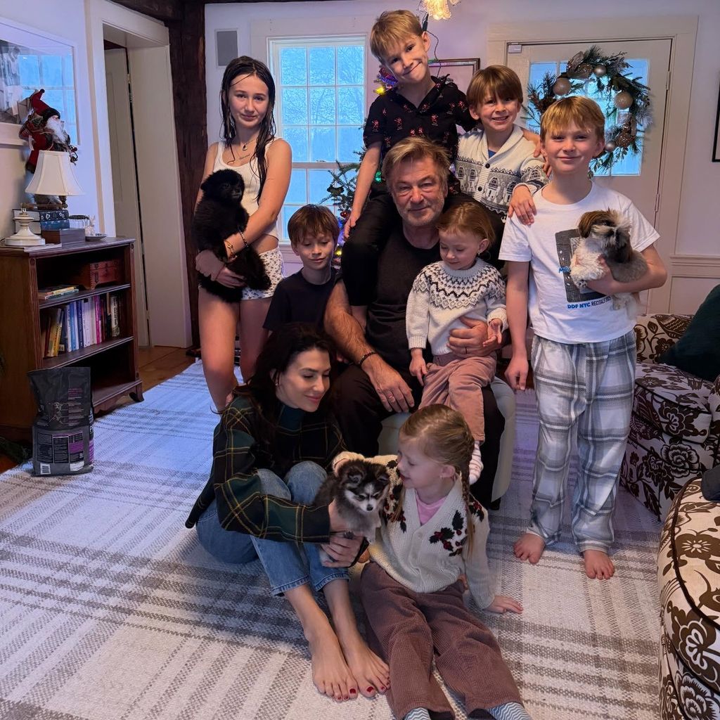 Hilaria und Alec Baldwin mit ihren Kids und ihrem neuen Welpen, Dezember 2025