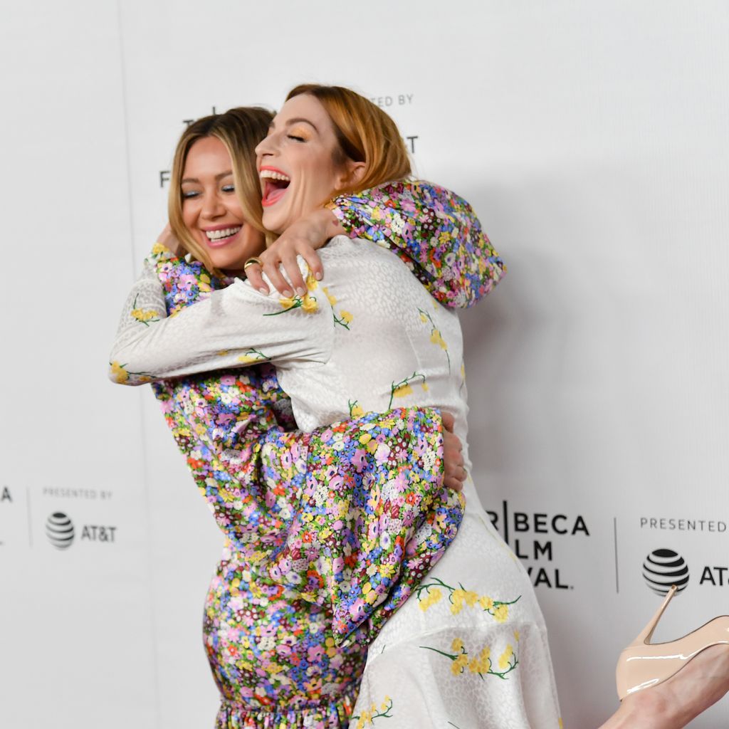 Hilary Duff und Molly Bernard