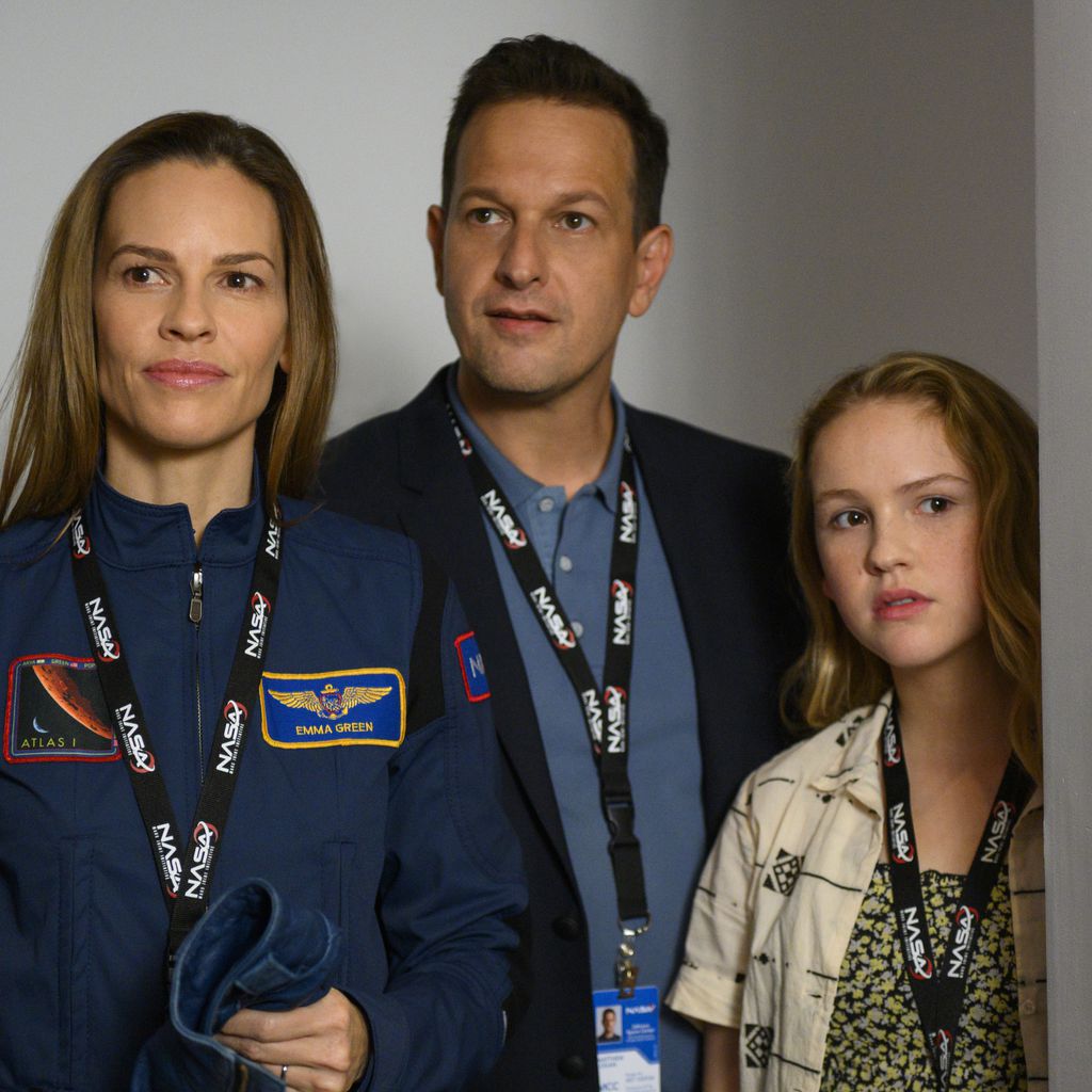 Hilary Swank, Josh Charles und Talitha Bateman in "Away"