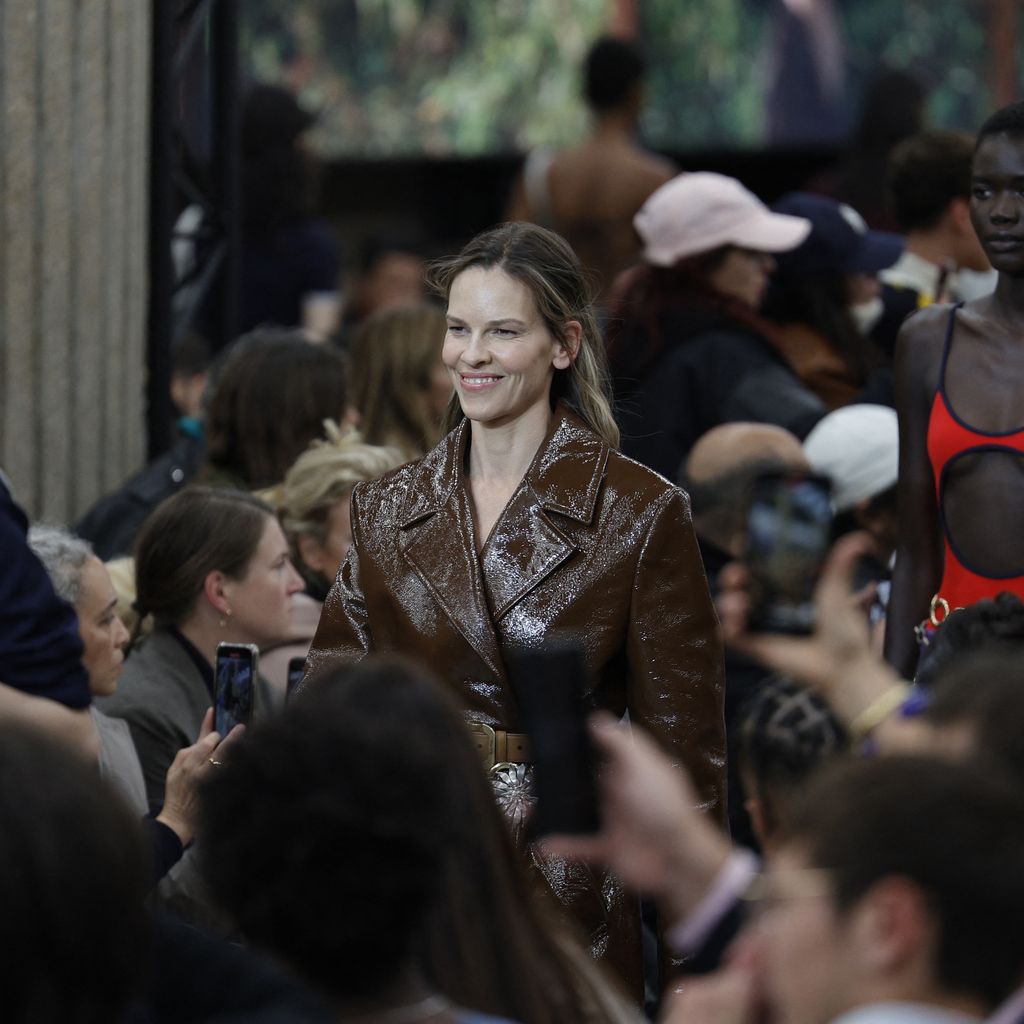 Hilary Swank während der Paris Fashion Week, Oktober 2024