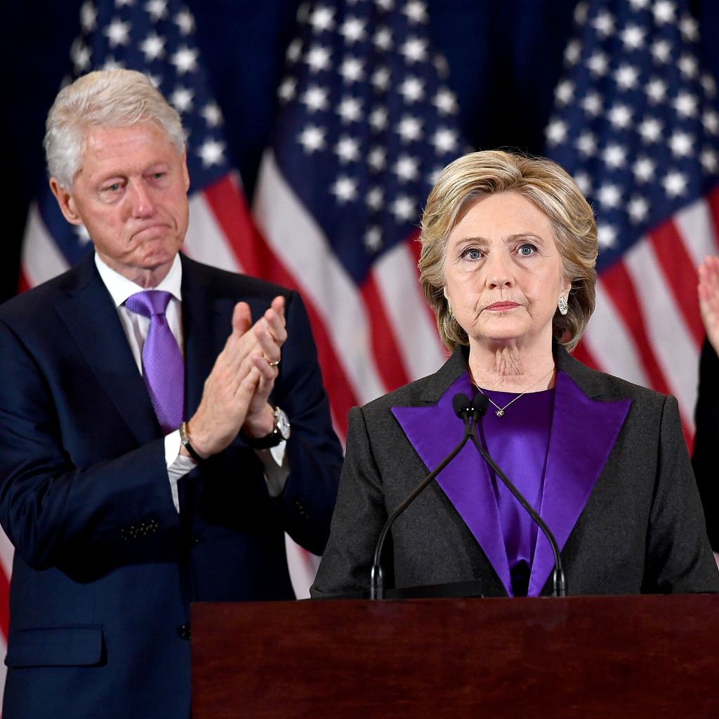 Hillary Clinton mit Ehemann Bill nach der Niederlage gegen Trump