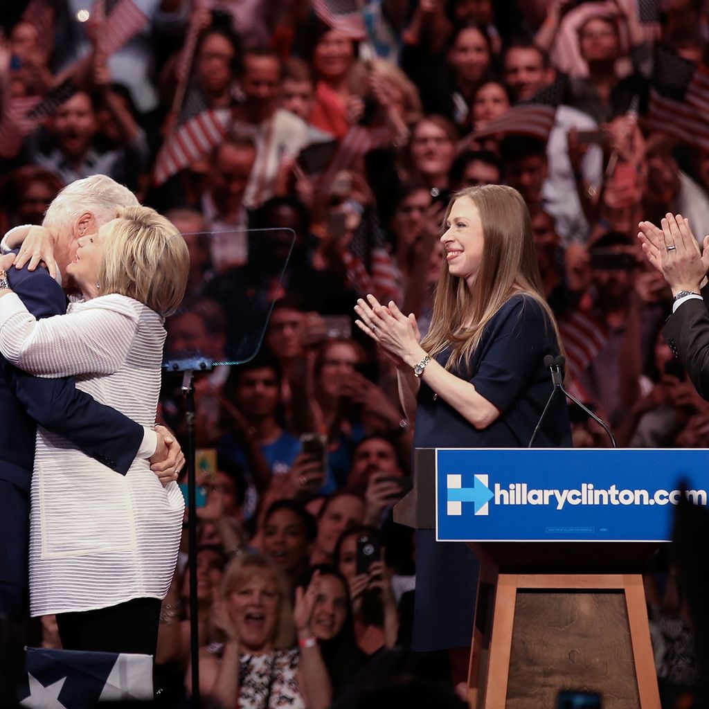 Chelsea Clinton, ihr Mann Marc & ihr Vater Bill unterstützen US-Präsidentschaftskandidatin Hillary