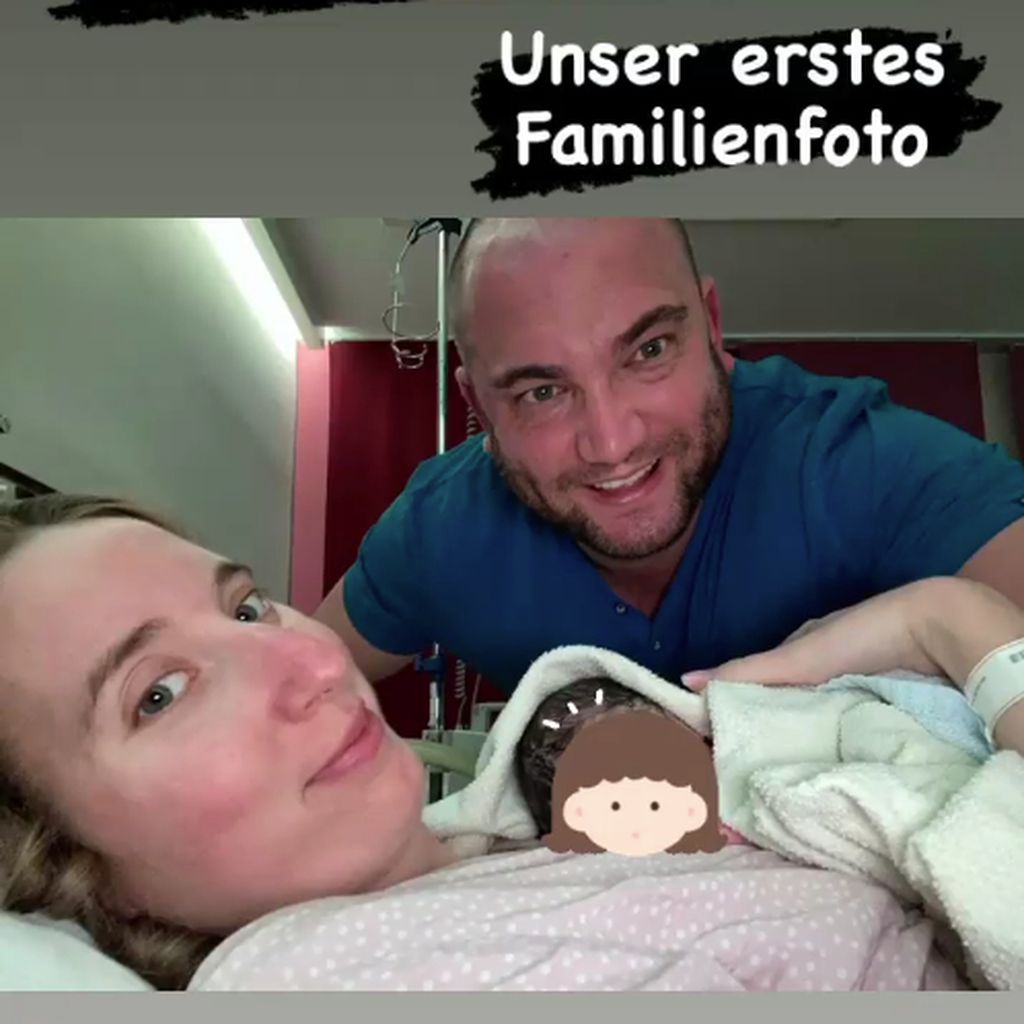 "Hochzeit auf den erste Blick"-Melissa mit ihrem Mann Philipp kurz nach der Geburt
