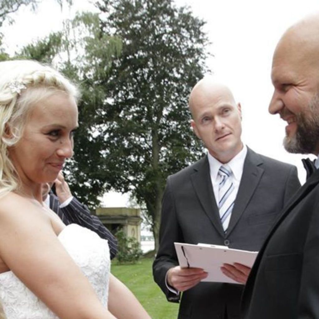 Peggy (Katrin Hamann) und Joe (Lutz Schweigel) bei ihrer "Berlin - Tag & Nacht"-Hochzeit, 2014