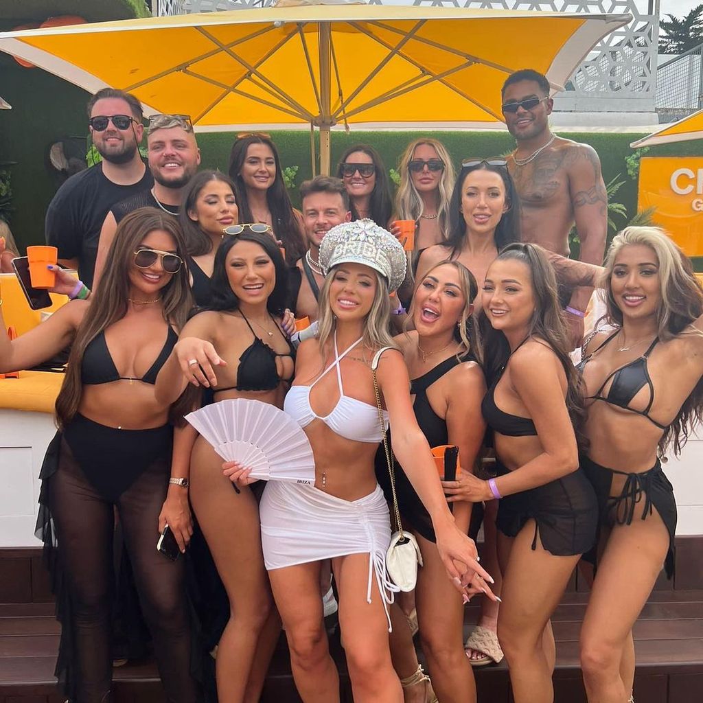 Holly Hagan mit ihren Freunden auf Ibiza