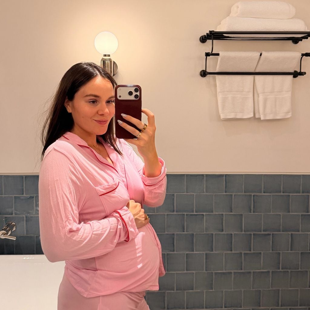 Schwangere Holly Ramsay im pinken Pyjama im August 2026