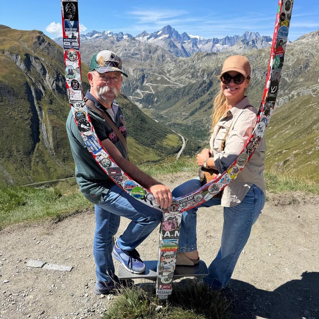 Horst Lichter mit seiner Frau Nada an einem Fotopunkt der "Grand Tour of Switzerland"