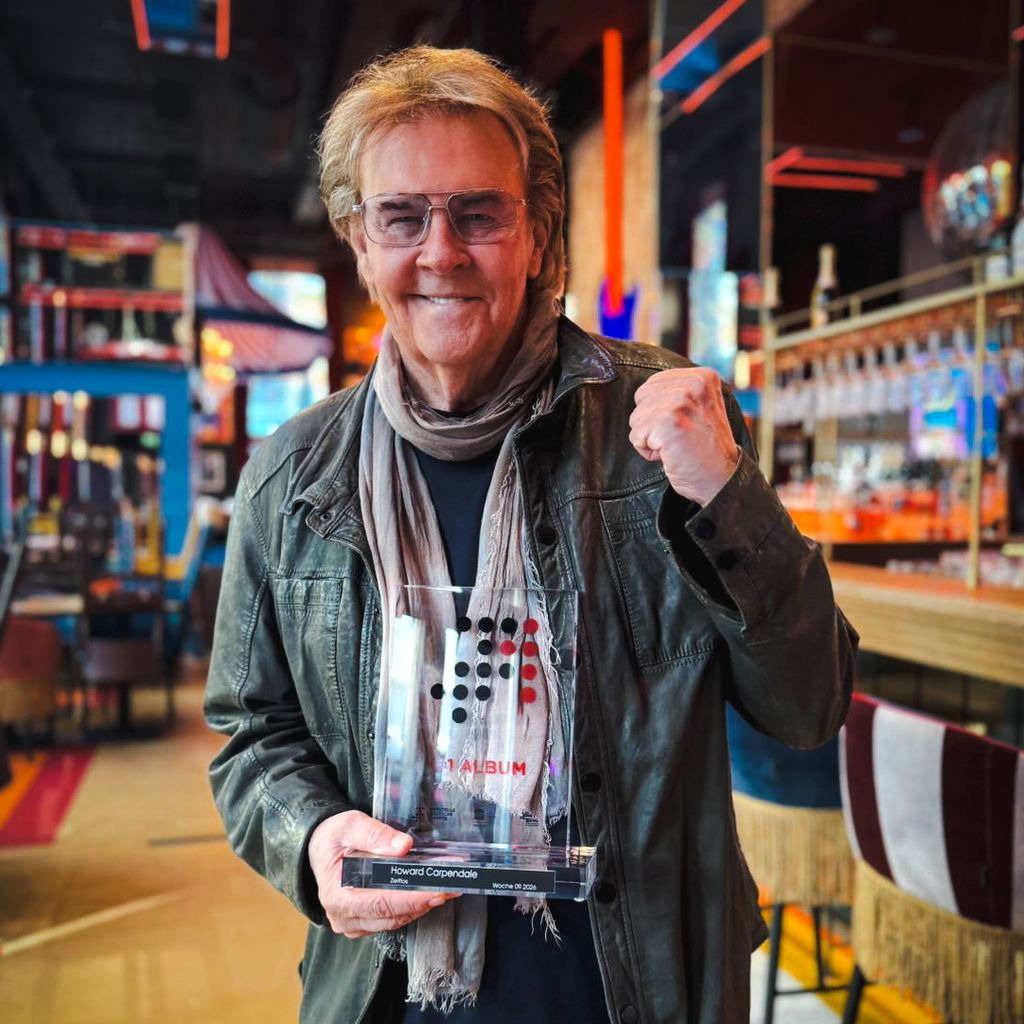 Howard Carpendale mit seinem "Nummer 1 Award" der Offiziellen Deutschen Charts, Februar 2026
