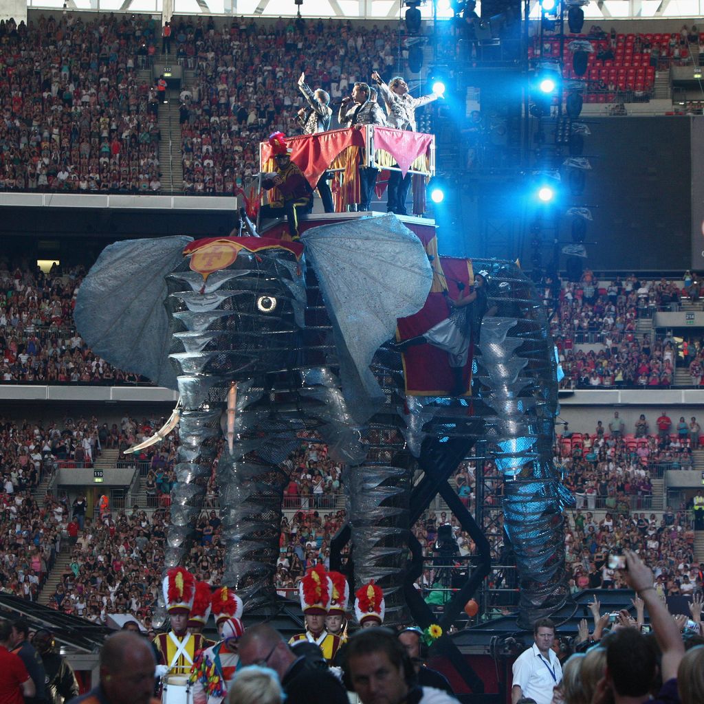 Howard Donald, Gary Barlow, Mark Owen und Jason Orange performen bei der "Circus"-Tour von Take That im Wembley Stadium, 1. Juli 2009