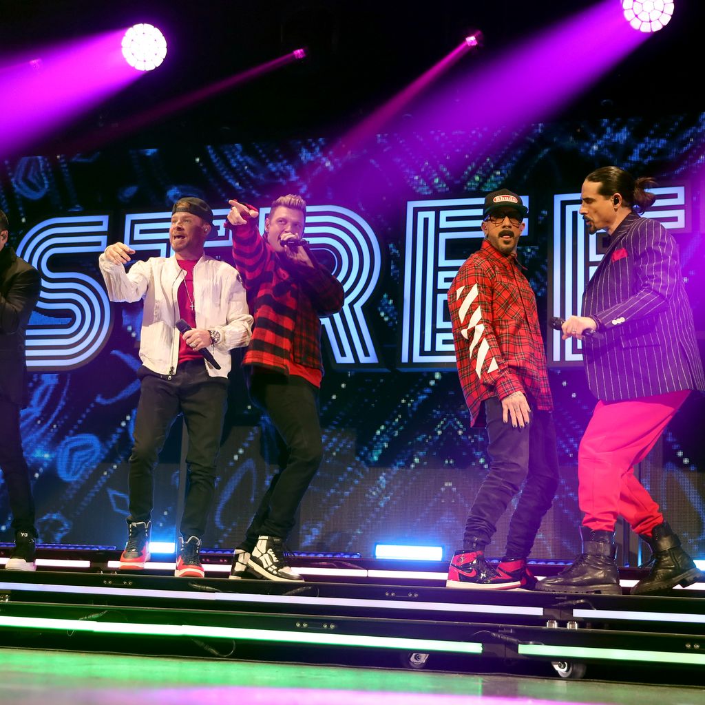 Howie Dorough, Brian Littrell, Nick Carter, AJ McLean und Kevin Richardson performen beim iHeartRadio KISS108 Jingle Ball 2022 in Boston