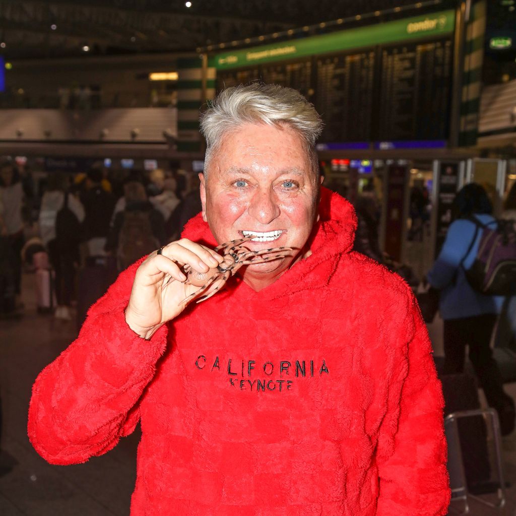 Hubert Fella vor dem Abflug nach Australien am Frankfurter Flughafen