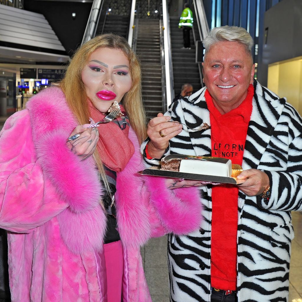 Hubert Fella (r.) und Patrick Mast (l.) am Flughafen Frankfurt