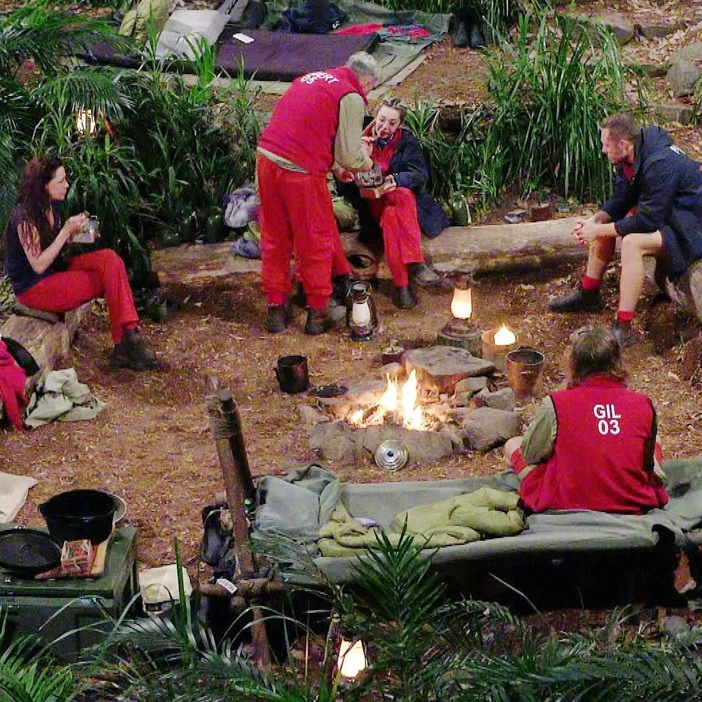 Die Dschungelcamper beim Essen am Lagerfeuer, 2026