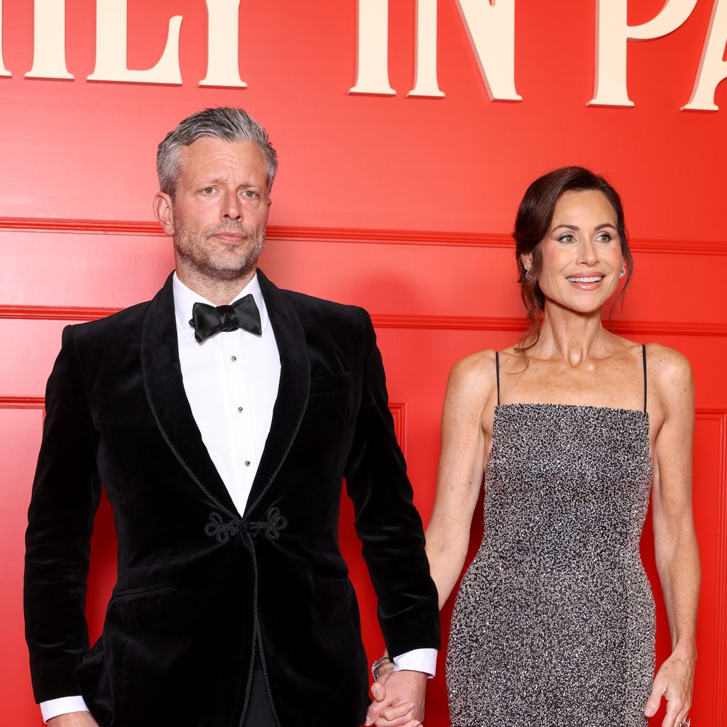 Hugh Addison White O'Dea und Minnie Driver bei der Netflix-Premiere von "Emily in Paris" Staffel 5 im Le Grand Rex, Paris
