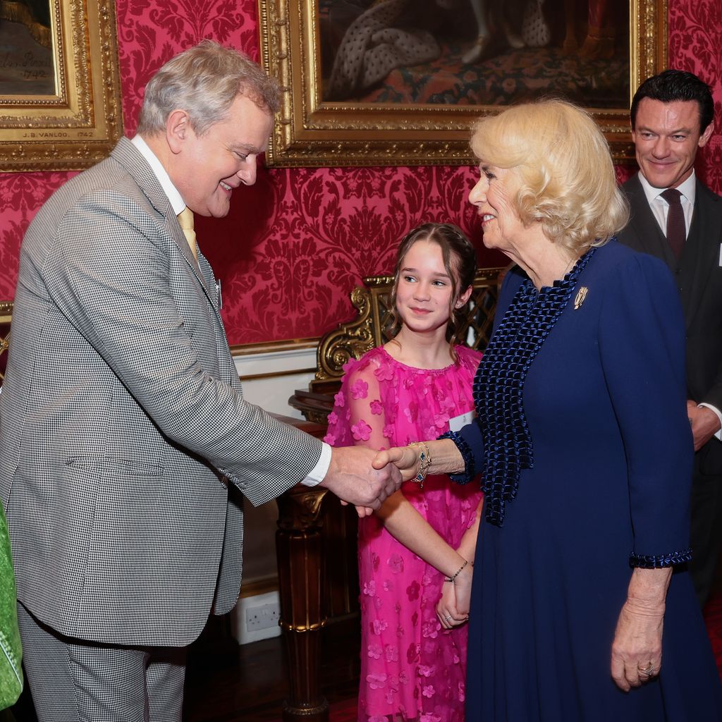 Hugh Bonneville und Königin Camilla im Februar 2024