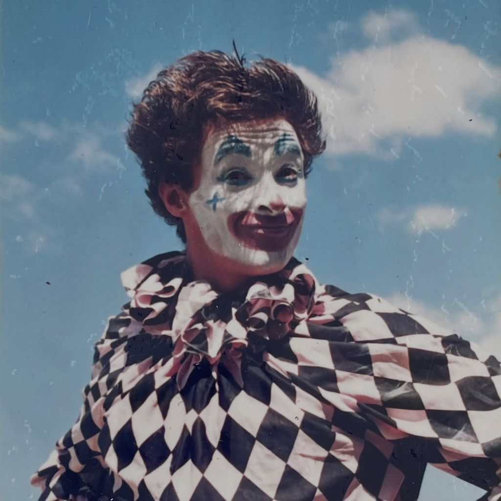 Hugh Jackman ist als Clown verkleidet