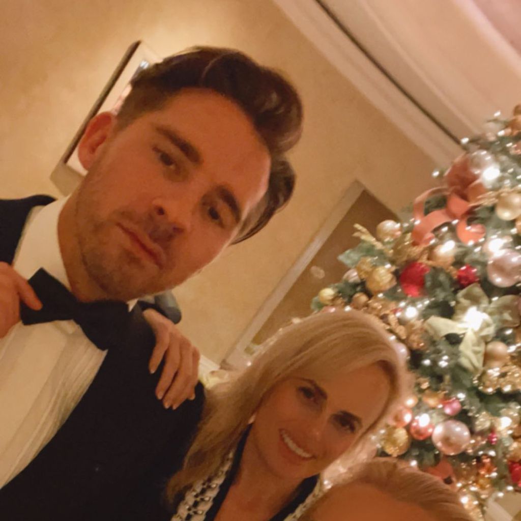 Hugh Sheridan und Rebel Wilson im November 2021