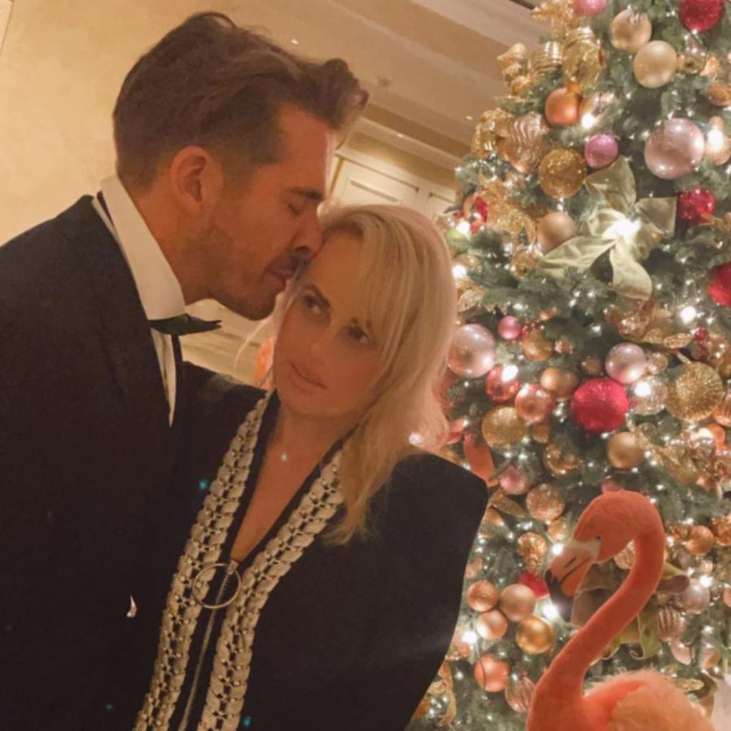 Hugh Sheridan und Rebel Wilson im November 2021