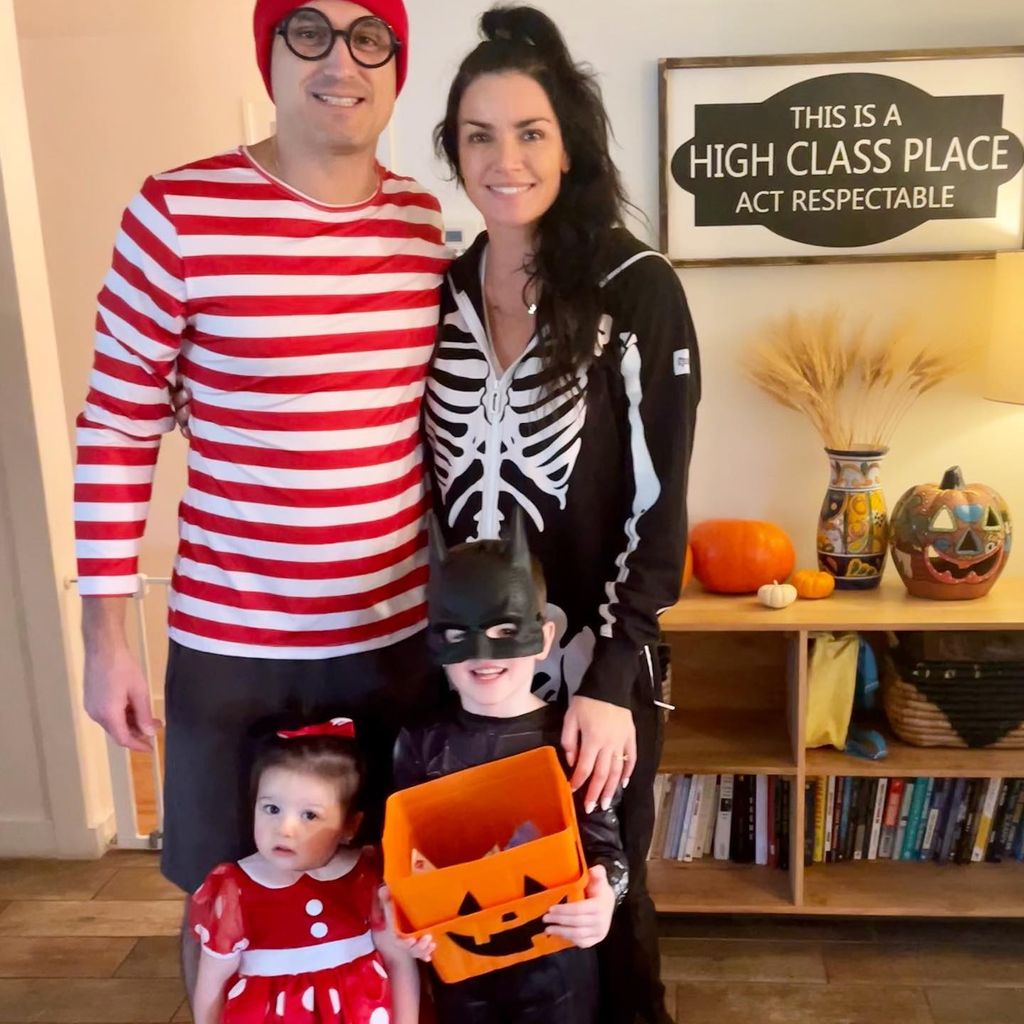 Humberto Preciado und Courtney Robertson mit ihren Kids an Halloween 2023