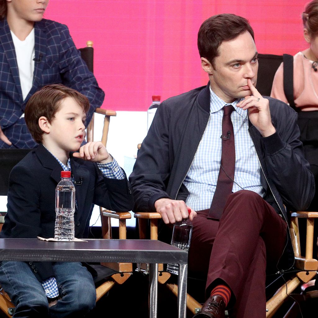 Iain Armitage aus "Young Sheldon" und Jim Parsons aus "The Big Bang Theory"