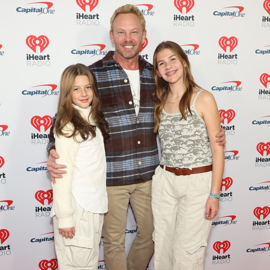 Ian Ziering mit seinen Töchtern Penna und Mia im Dezember 2023