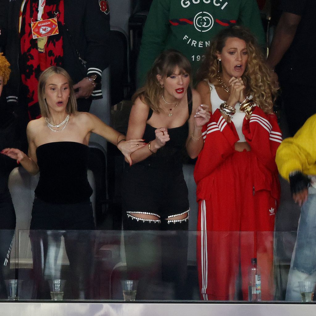 Ice Spice, Ashley Avignone, Taylor Swift und Blake Lively beim Super Bowl 2024