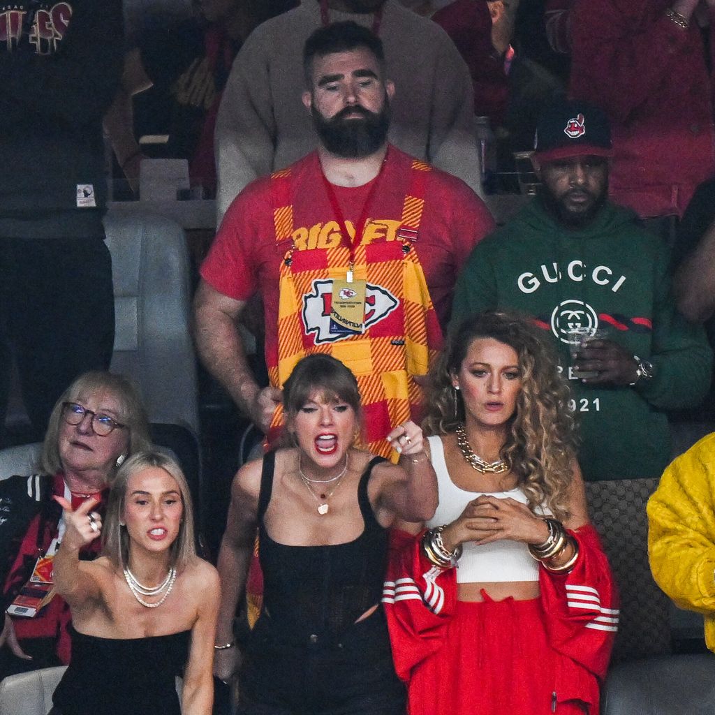 Ice Spice, Jason Kelce, Taylor Swift und Blake Lively beim Super Bowl LVIII