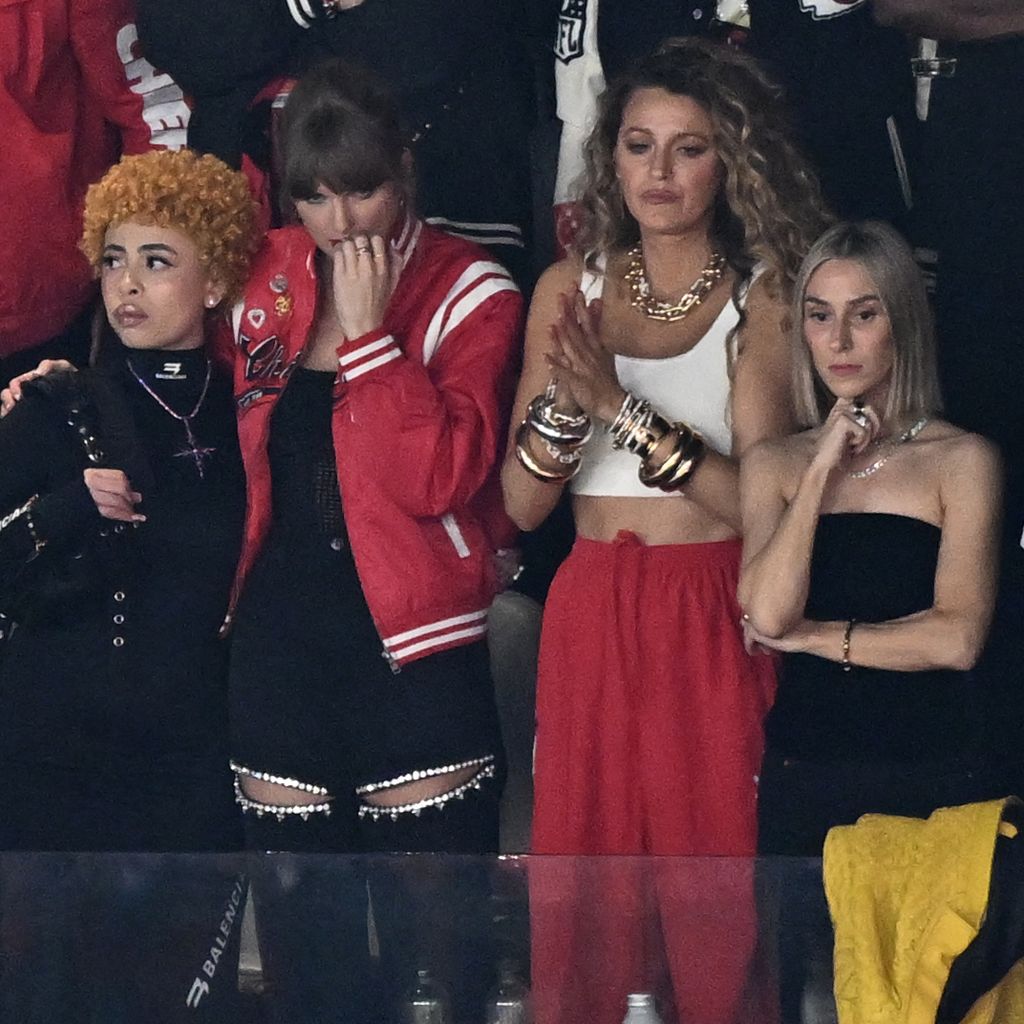 Ice Spice, Taylor Swift, Blake Lively und Ashley Avignone bei einem Spiel der Kansas City Chiefs