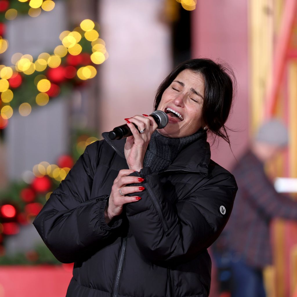 Idina Menzel singt bei der Macy's Thanksgiving Day Parade 2024