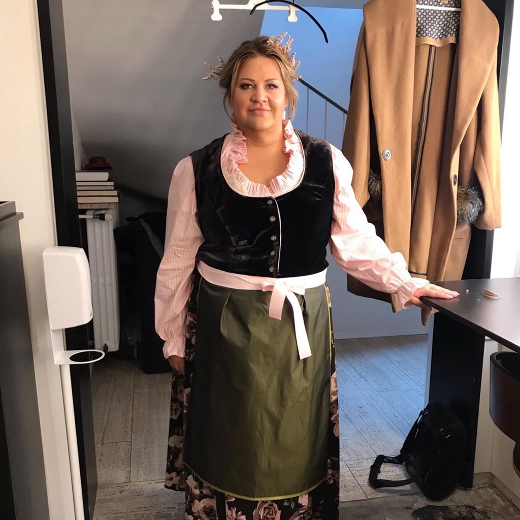 Comedian Ilka Bessin im Dirndl