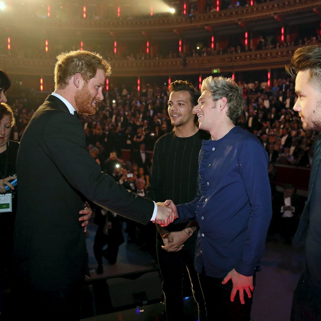 Prinz Harry und die Boyband One Direction im November 2015