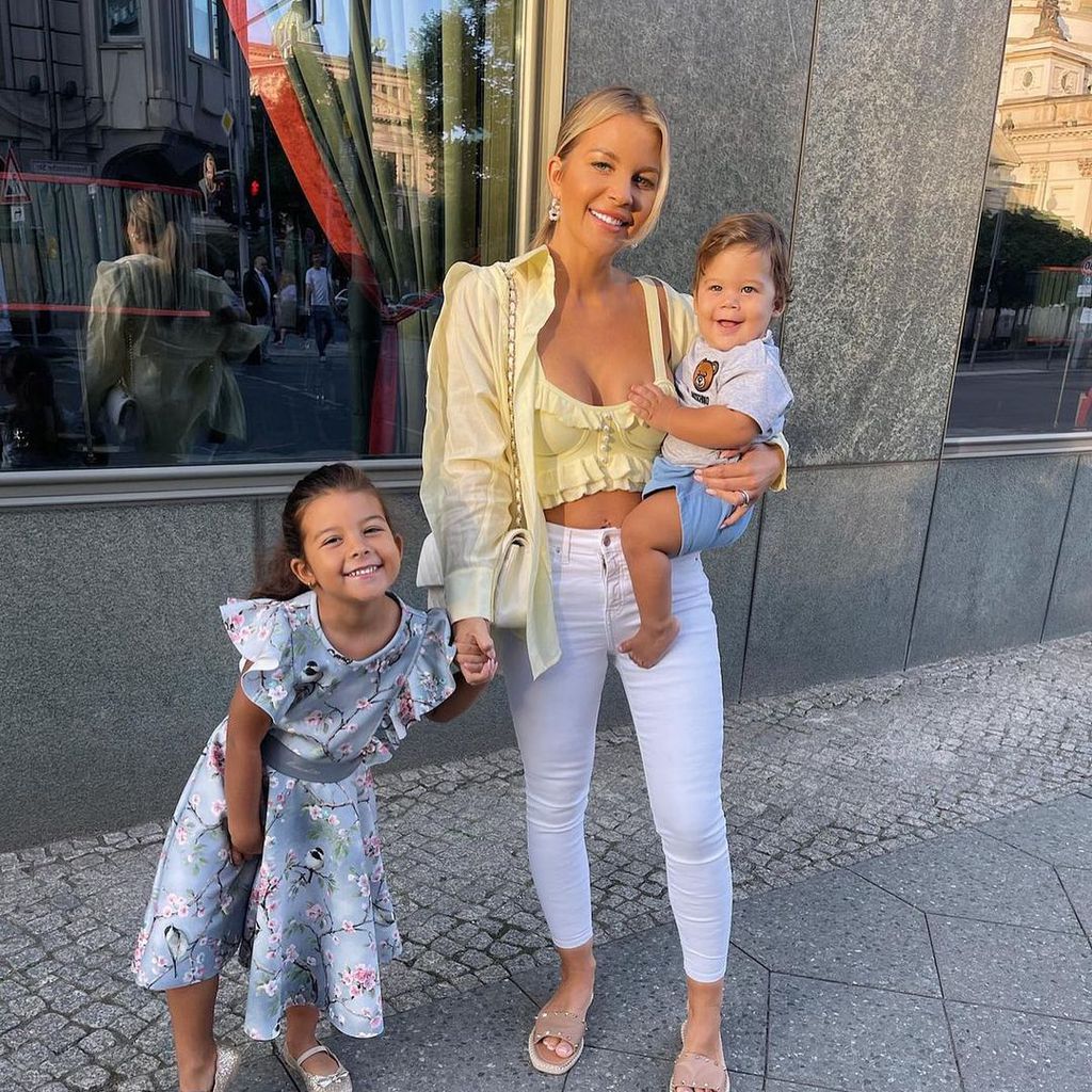 Ina Aogo mit ihren Kindern, August 2021