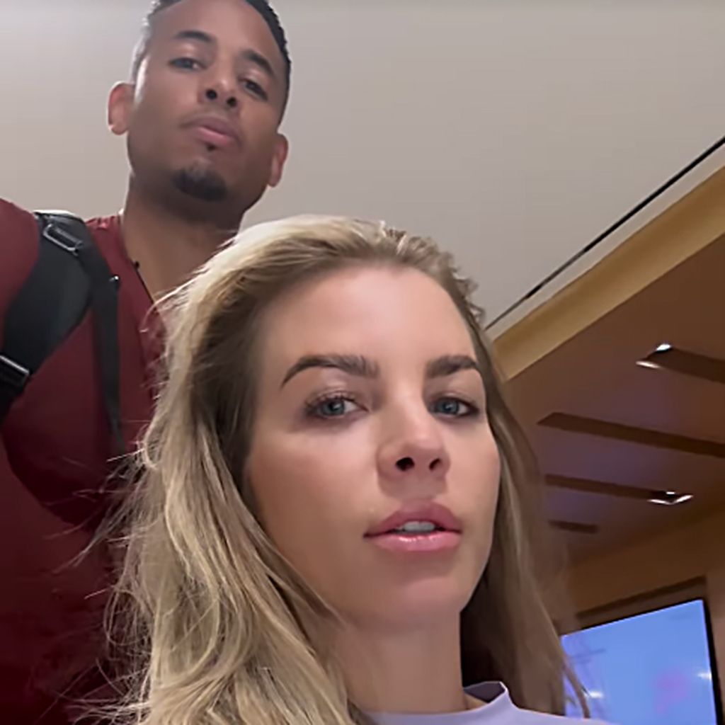 Ina Aogo mit Ehemann Dennis auf dem Weg aus dem Krankenhaus, November 2024