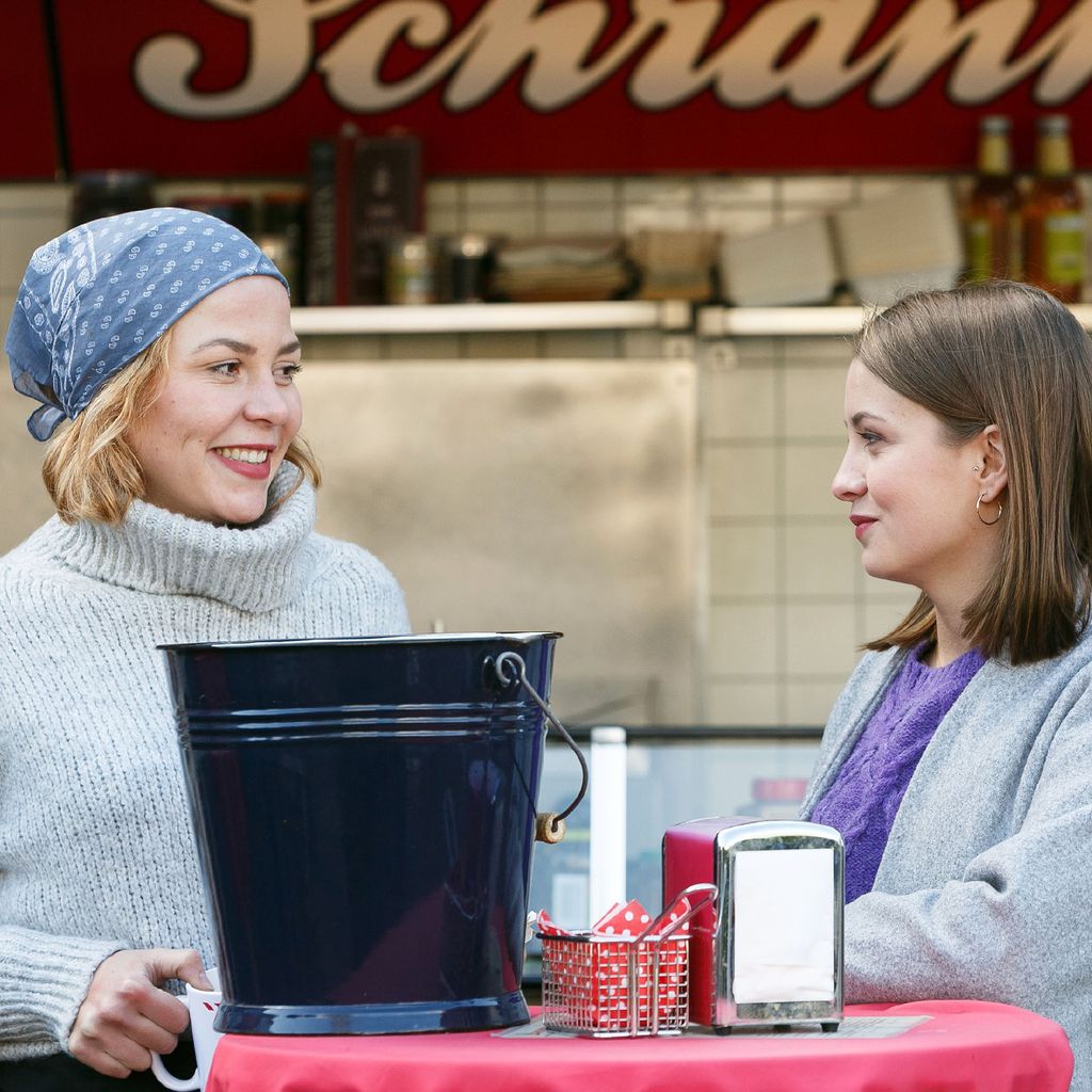 Ina (Franziska van der Heide) und ihre Schwester Lucie (Julia Wiedemann) bei "Alles was zählt"
