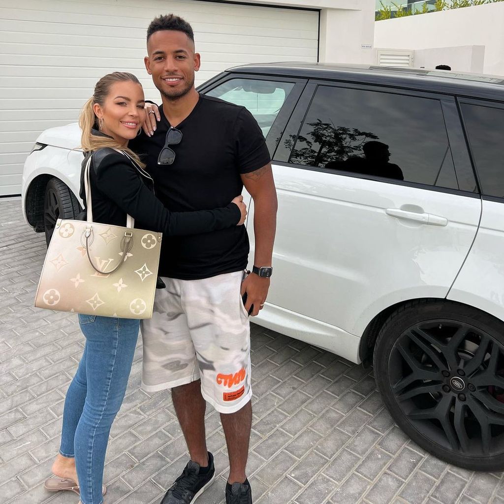 Ina und ihr Mann Dennis Aogo vor ihrem neuen Haus