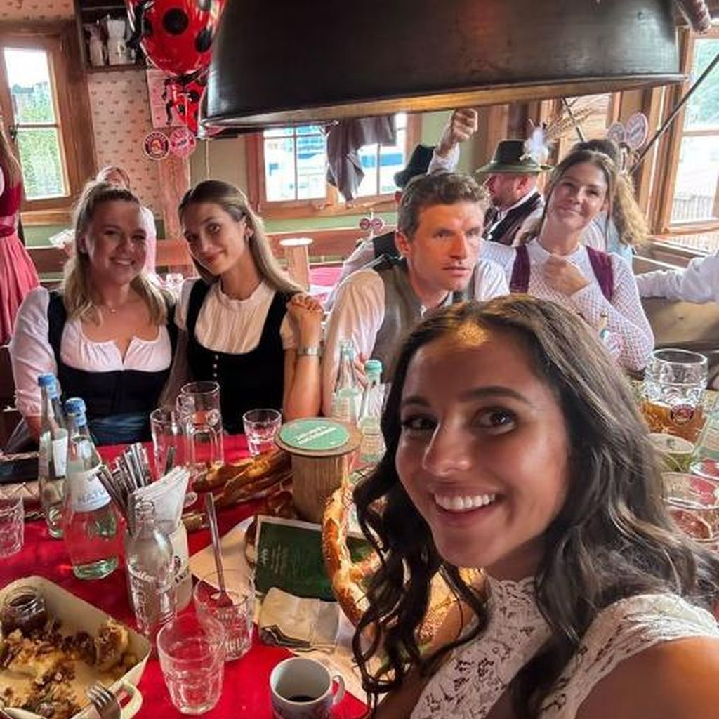 Ines-Sarah Laimer, Katie Goodland, Anna Dier, Lina Kimmich und Thomas Müller, Oktoberfest 2024