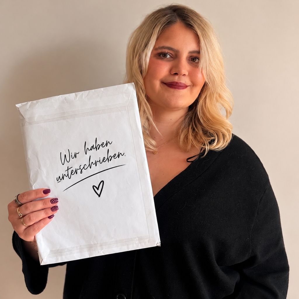 Influencerin Ina Borck mit ihrem neuen Mietvertrag