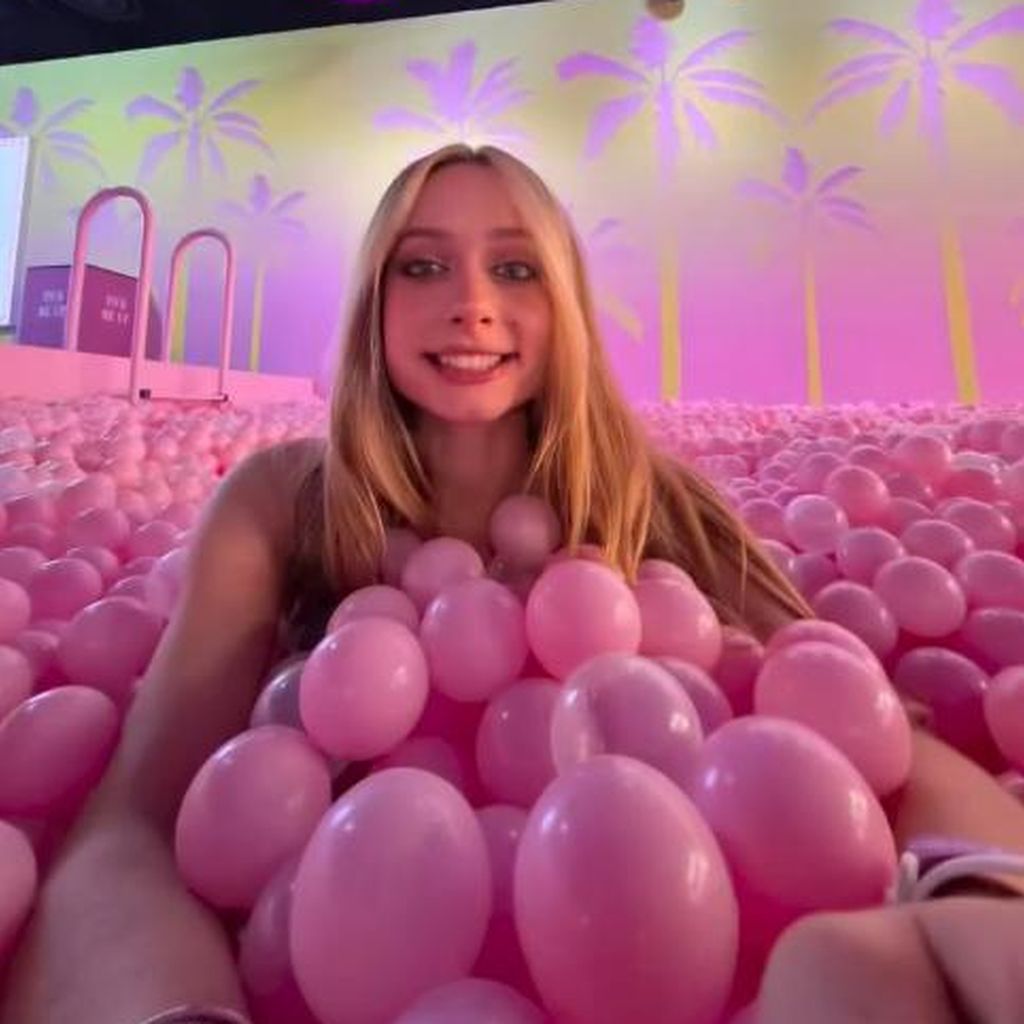 Influencerin Kayla Shyx macht ein Selfie im Bällebad