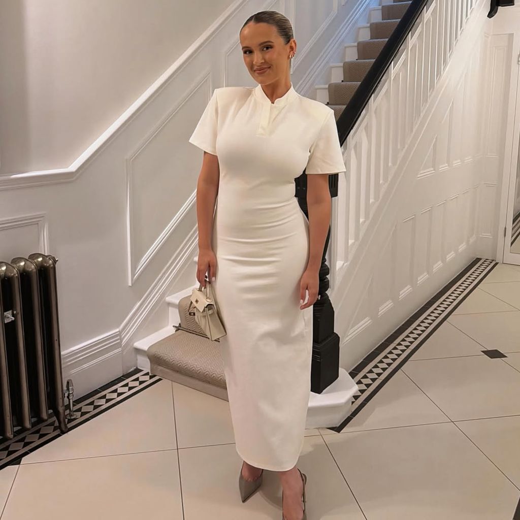 Molly-Mae Hague posiert kurz nach Geburt in hautengem Kleid, Juni 2026.