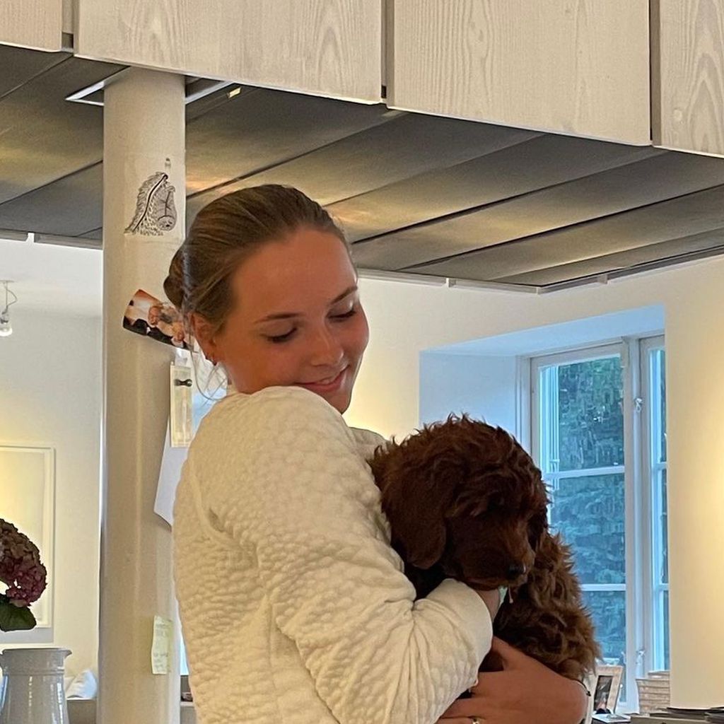 Ingrid Alexandra von Norwegen mit ihrem Hund