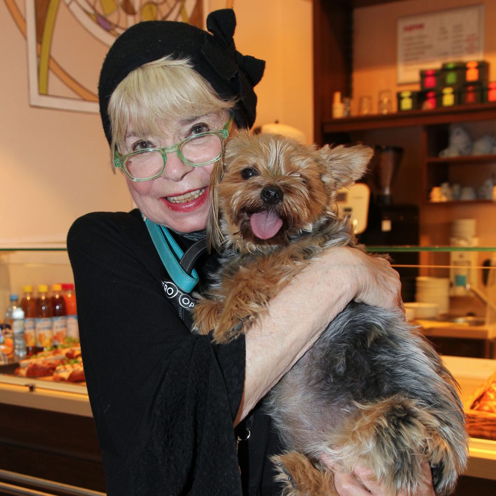 Ingrid Steeger mit ihrem Hund Eliza