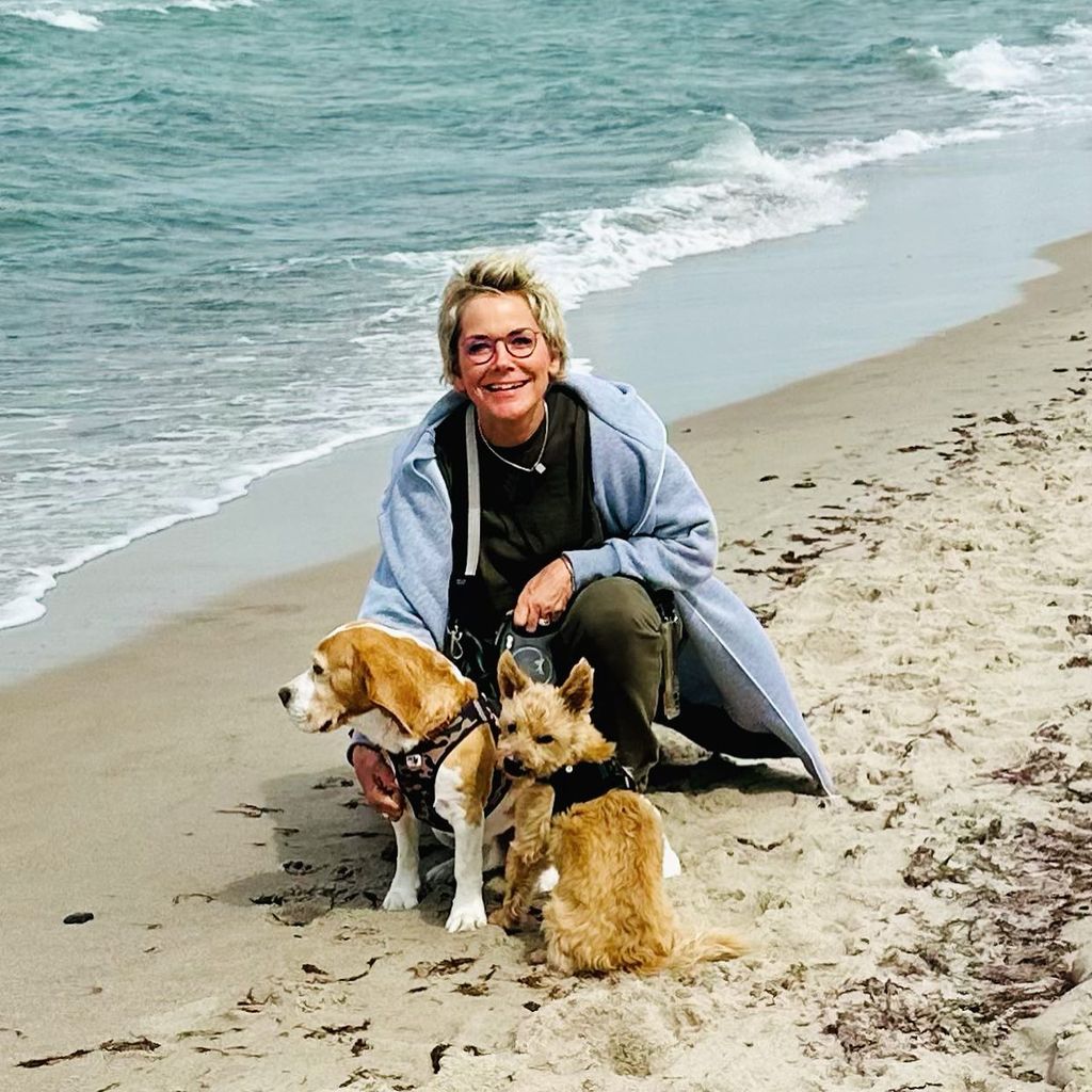 Inka Bause mit ihren Hunden im August 2023