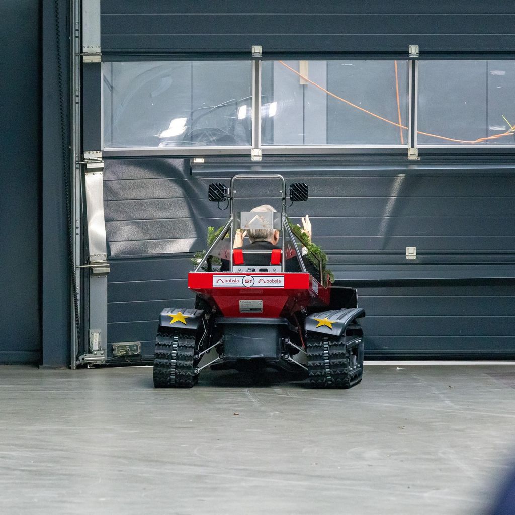 Frank Thelen fährt mit dem "Bobsla" gegen ein Tor