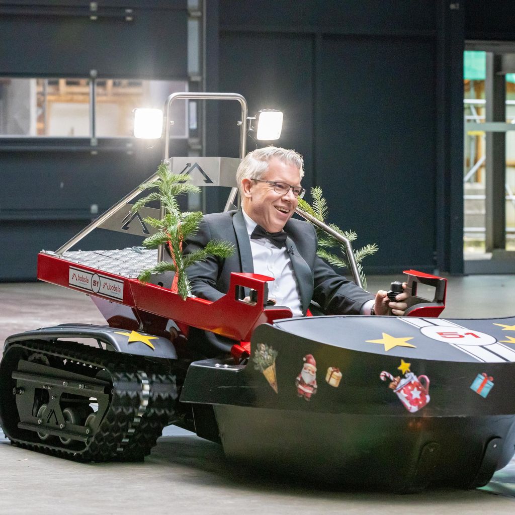 Frank Thelen im Elektro-Schneemobil "Bobsla"