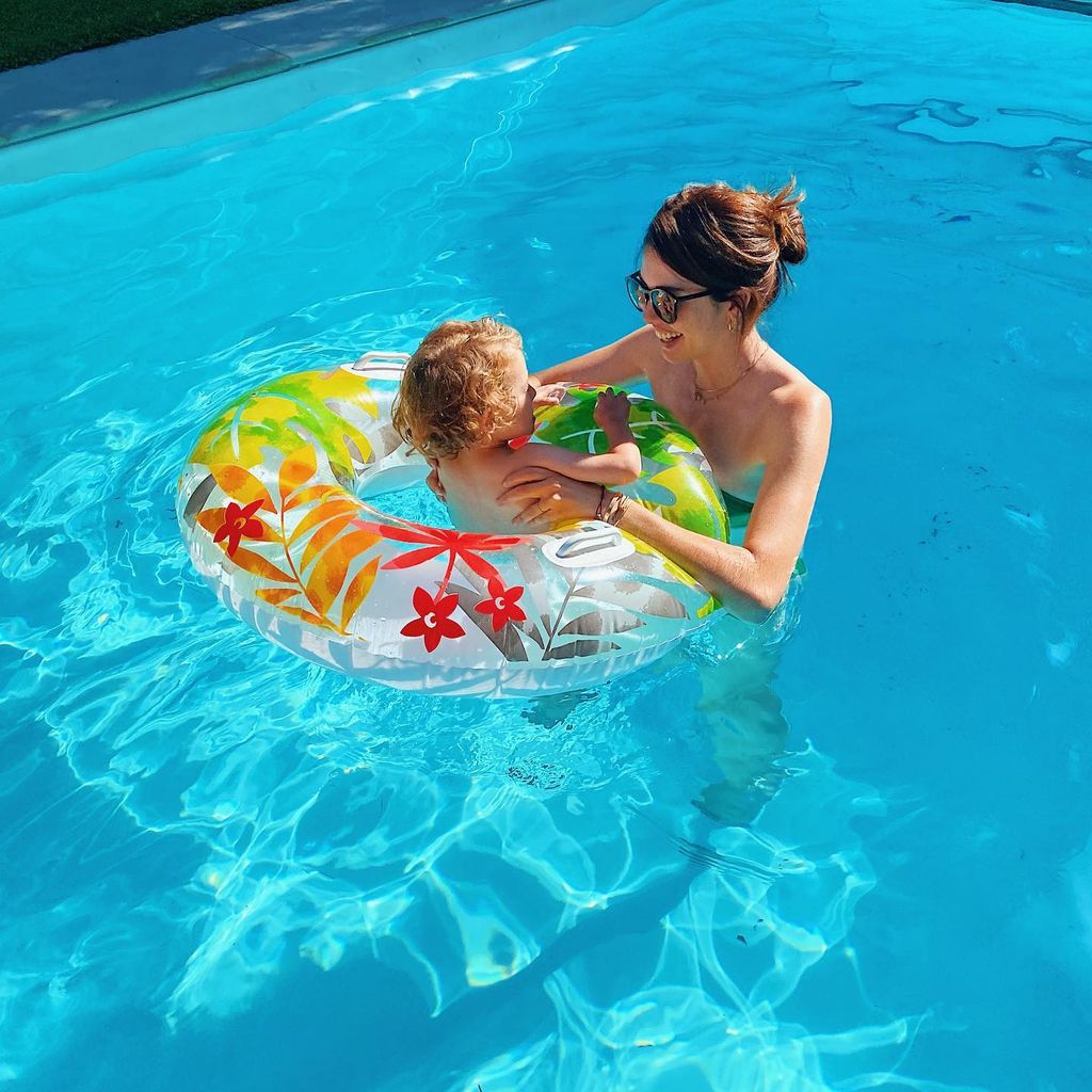 Ira Meindl mit Sohn im Pool