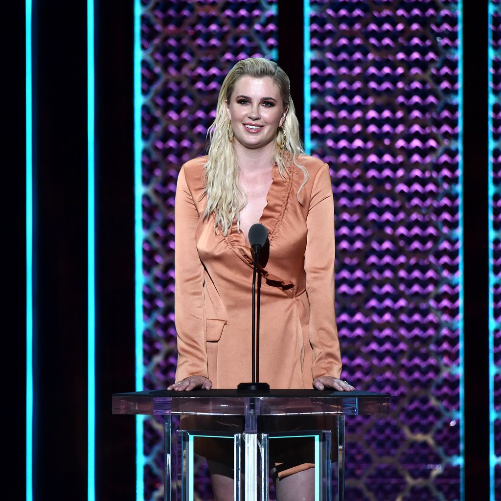 Ireland Baldwin beim Comedy Central Roast ihres Vaters Alec 2019